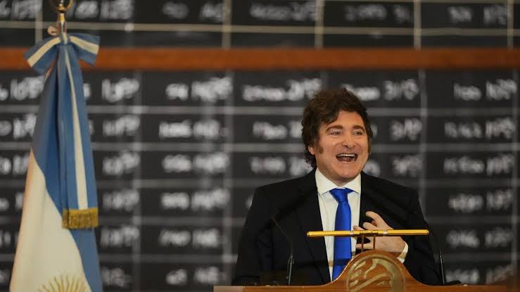 Moody’s mejoró la nota de la deuda argentina, pero advirtió sobre el riesgo político de 2027